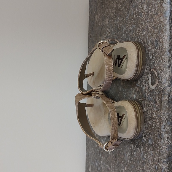 NWOT Anne Klein flat thong sandals in tan size 6 - Picture 3 of 8